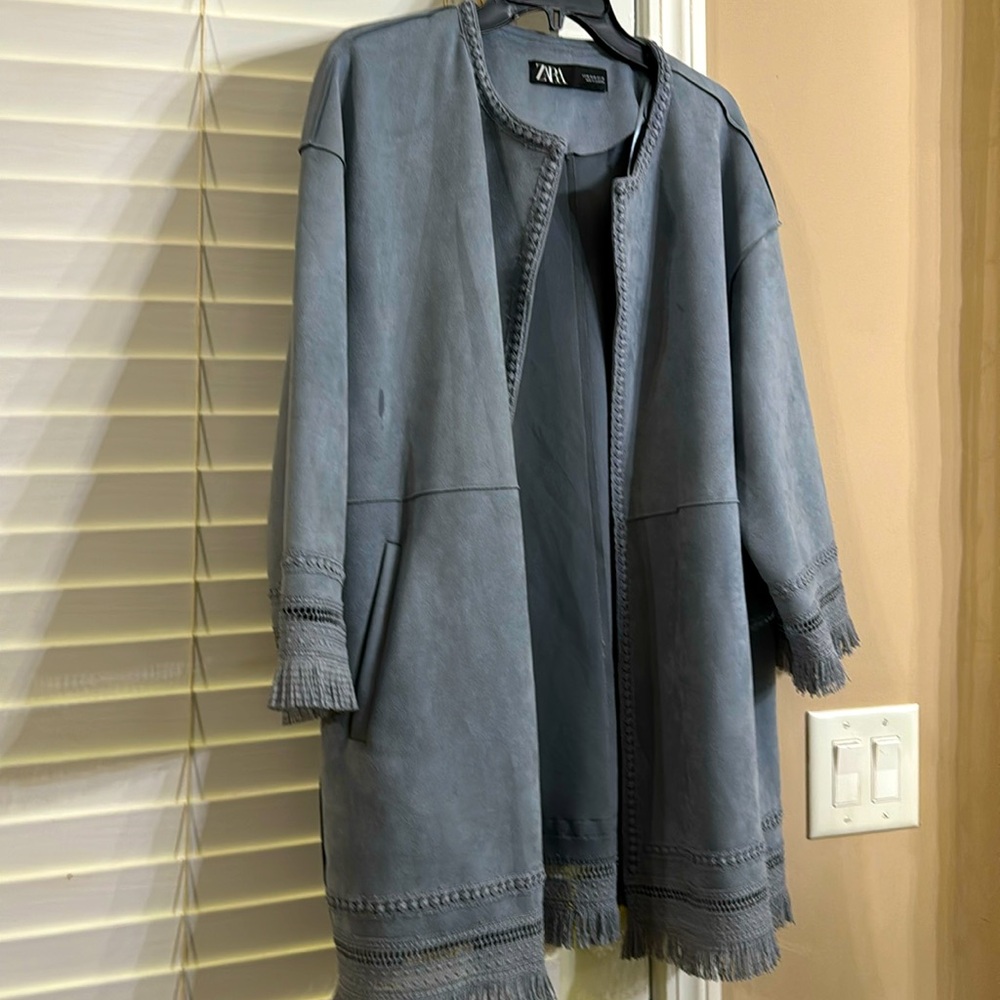 Beautiful jacket Zara size medium with the beautiful details look like a new